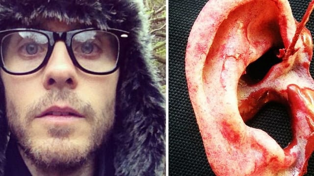 Ja, das ist die Kette aus dem Fan-Ohr, die Jared Leto anfertigen liess. Ja, das ist die Kette aus dem Fan-Ohr, die Jared Leto anfertigen liess.