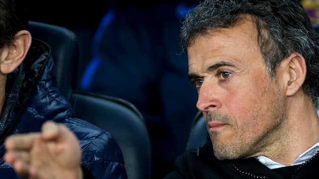 Luis Enrique gibt auf der Bank Anweisungen. Luis Enrique gibt auf der Bank Anweisungen.