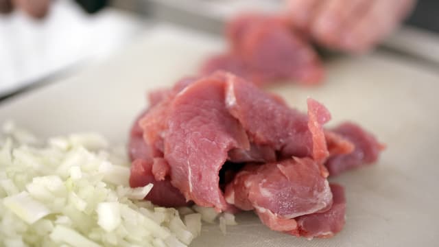 Rotes Kalbfleisch wird geschnetzelt. Rotes Kalbfleisch wird geschnetzelt.
