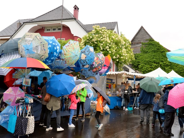 Breitenbach/SO: Schirme hatten am Pfingstmarkt in Breitenbach hochkonjunktur.