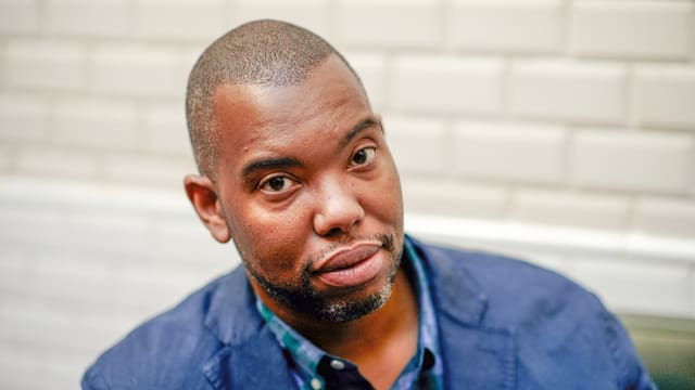 Ta-Nehisi Coates, Porträtbild nah, er trägt ein blaues Jacket. Ta-Nehisi Coates, Porträtbild nah, er trägt ein blaues Jacket.
