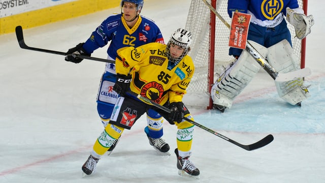 Hischier im SCB-Dress bei einem Spiel gegen den HCD. Hischier im SCB-Dress bei einem Spiel gegen den HCD.