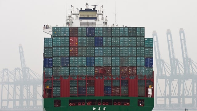 Ein Containerschiff verlässt den Tianjin Hafen in China. Ein Containerschiff verlässt den Tianjin Hafen in China.