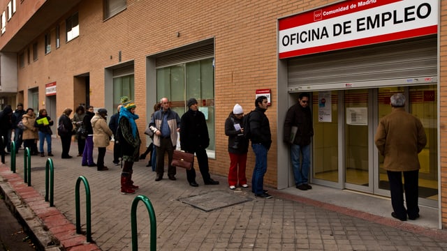 Menschen stehen in Spanien vor dem Arbeitsamt. Menschen stehen in Spanien vor dem Arbeitsamt.