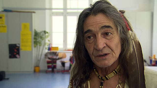 Romi Andri mit Feder im Haar. Romi Andri mit Feder im Haar.