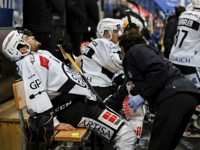 Luganos Luca Fazzini lässt sich im Spiel gegen Davos behandeln. Luganos Luca Fazzini lässt sich im Spiel gegen Davos behandeln.