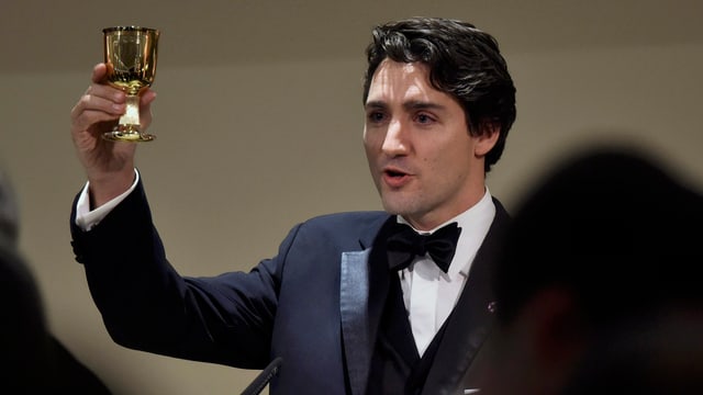 Trudeau hebt einen goldenen Becher zum Trinkspruch.