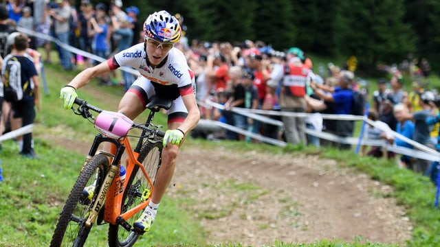 La mountainbikera Jana Belomoina La mountainbikera Jana Belomoina
