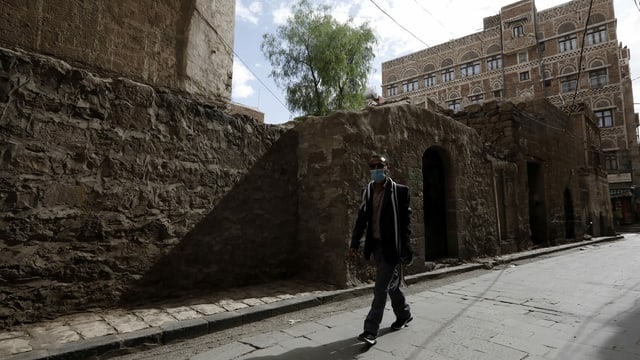 Zum Krieg kommt nun noch die Pandemie dazu: Passant in einer Gasse der Altstadt von Sanaa. Zum Krieg kommt nun noch die Pandemie dazu: Passant in einer Gasse der Altstadt von Sanaa.