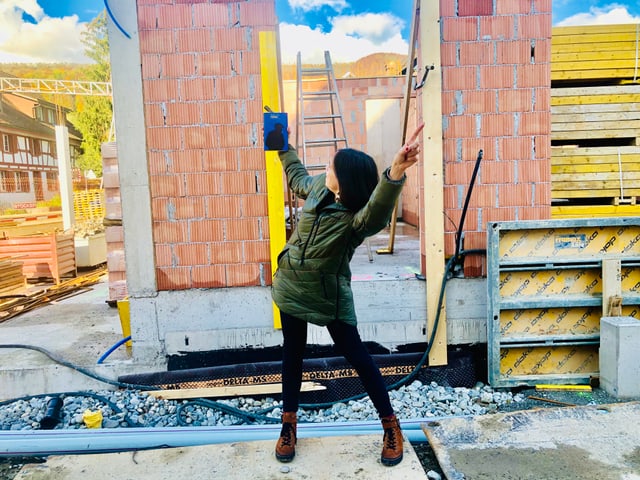 Annette König hält den Roman «Primitivo» von Pedro Lenz in der Hand und steht auf einer Baustelle Annette König hält den Roman «Primitivo» von Pedro Lenz in der Hand und steht auf einer Baustelle