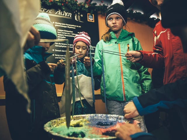 Kinder beim Kerzenziehen Kinder beim Kerzenziehen