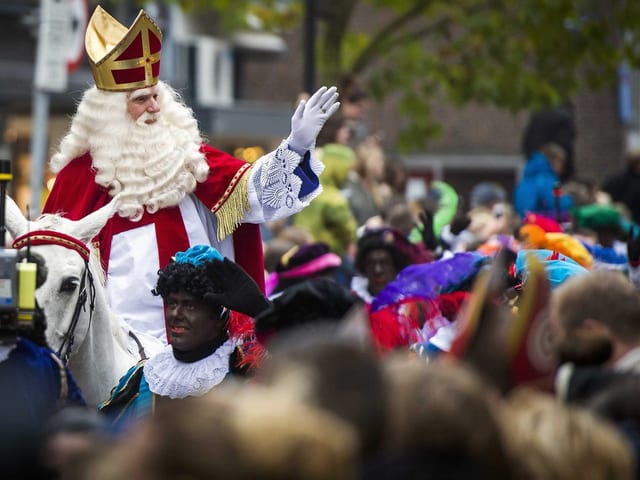 Nikolaus und Schmutzlis in Menschenmenge. Nikolaus und Schmutzlis in Menschenmenge.