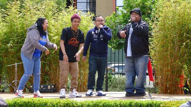 Eine Gruppe von jungen Philippinos singt am Barriofest. Eine Gruppe von jungen Philippinos singt am Barriofest.