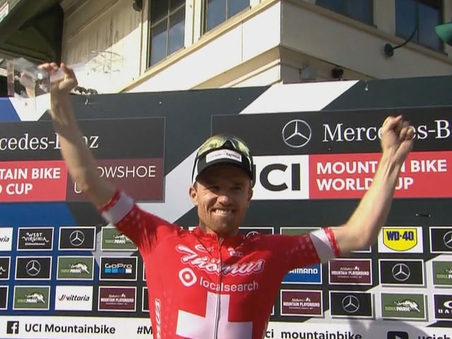 Mathias Flückiger bekam nach dem letzten Saisonrennen die Trophäe des Gesamtsiegers überreicht. Mathias Flückiger bekam nach dem letzten Saisonrennen die Trophäe des Gesamtsiegers überreicht.