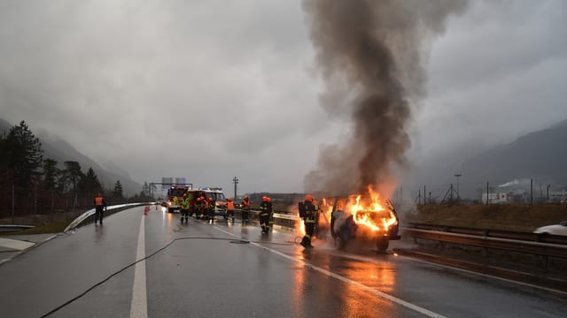 Ein Fahrzeugbrand auf der A13. Ein Fahrzeugbrand auf der A13.