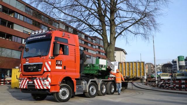 Eine Rotbuche wurde auf einen Lastwagen verladen. Eine Rotbuche wurde auf einen Lastwagen verladen.