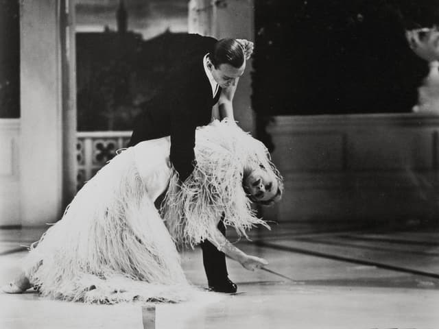 Fred Astaire und Ginger Roger in einer spektakulären Tanzpose. Fred Astaire und Ginger Roger in einer spektakulären Tanzpose.