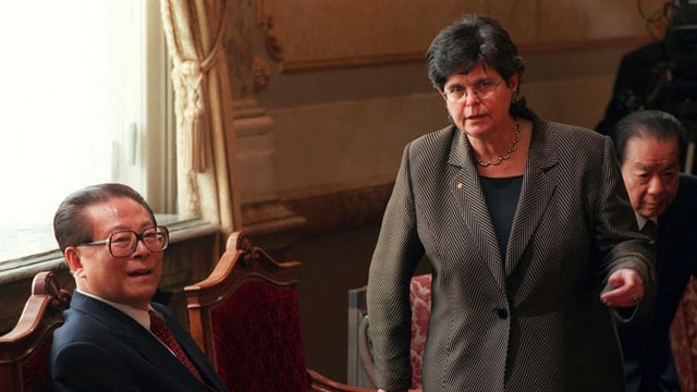 Chinas Staatspräsident (links) und Bundespräsidentin Ruth Dreifuss in der Wandelhalle. Chinas Staatspräsident (links) und Bundespräsidentin Ruth Dreifuss in der Wandelhalle.