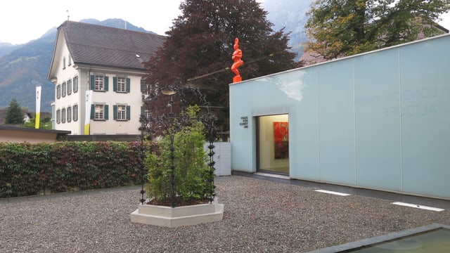 Zwei Kunstwerke im Freien vor dem Haus für Kunst. Zwei Kunstwerke im Freien vor dem Haus für Kunst.