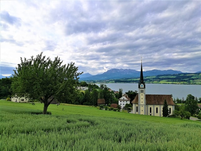 Eine graue Wolkendecke über der Kirche.