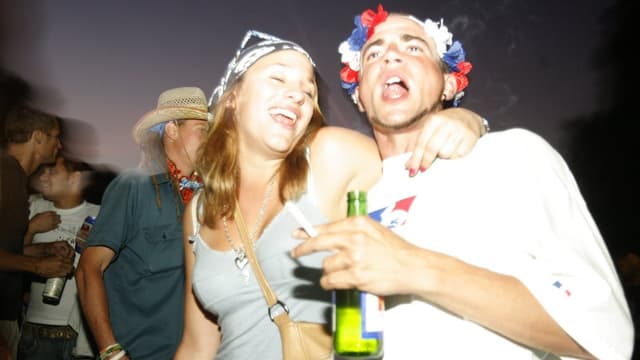Ein Jugendliche und ein Jugendlicher mit Zigarette und Bierflasche in der Hand gröhlen betrunken während eines Botellons in Zürich. Ein Jugendliche und ein Jugendlicher mit Zigarette und Bierflasche in der Hand gröhlen betrunken während eines Botellons in Zürich.