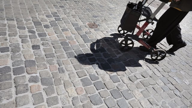 Eine Person mit einem Rollartor Eine Person mit einem Rollartor