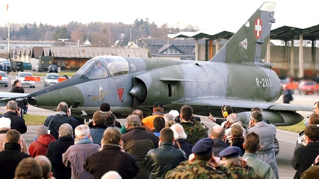 Die letzte Mirage rollt 2003 auf dem Militärflugplatz Dübendorf (ZH) zum Fliegermuseum.