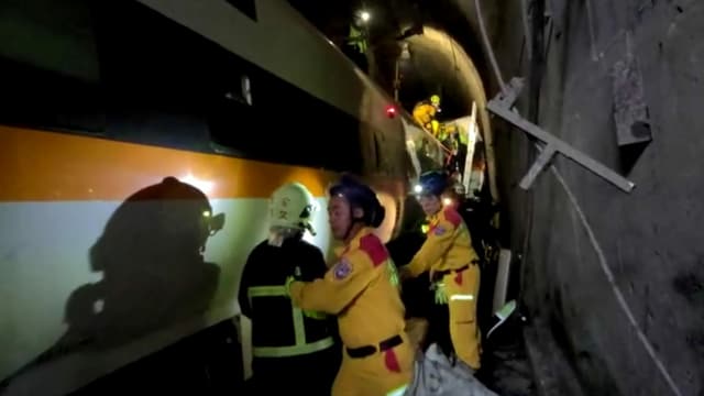 Zu sehen Rettungskräfte in einem Tunnel. Zu sehen Rettungskräfte in einem Tunnel.