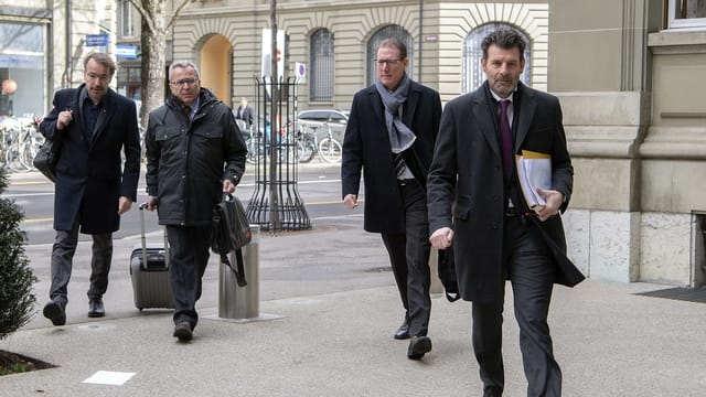 Leute neben Bundeshaus. Leute neben Bundeshaus.