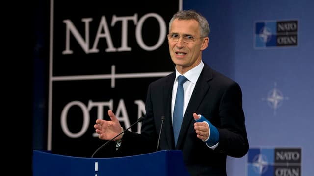 Stoltenberg spricht am Rednerpult vor dem weissen Nato-Logo auf schwarzem Grund. Stoltenberg spricht am Rednerpult vor dem weissen Nato-Logo auf schwarzem Grund.