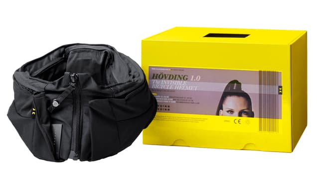 Ein schwarzer Stoffkragen, mit Airbag drin. Ein schwarzer Stoffkragen, mit Airbag drin.