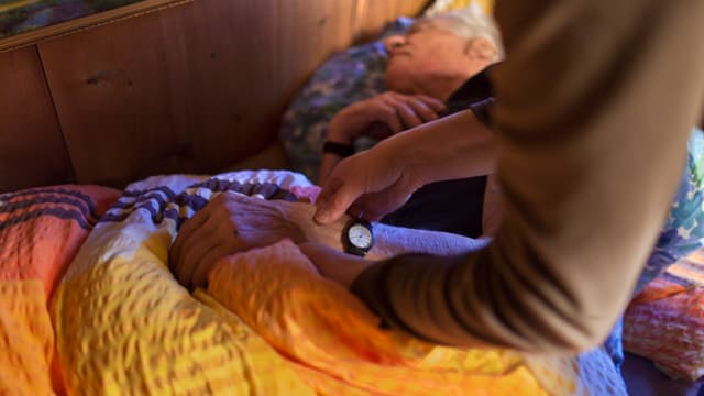 Einer betagten Person wird der Puls gefühlt. Einer betagten Person wird der Puls gefühlt.