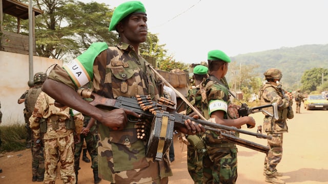 Tschadische Soldaten der Afrikanischen Union patrouillieren in Wouango. Tschadische Soldaten der Afrikanischen Union patrouillieren in Wouango.