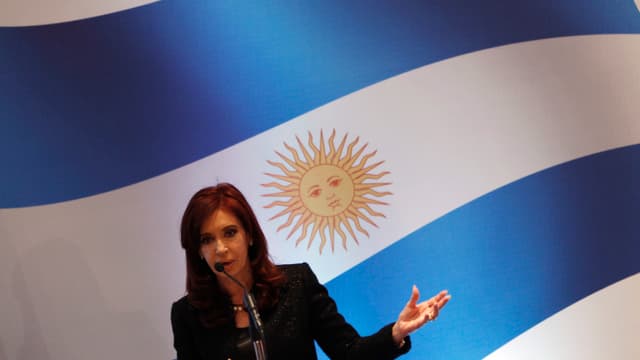 Präsidentin Kirchner vor der argentinischen Flagge. Präsidentin Kirchner vor der argentinischen Flagge.