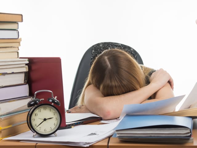 Schlafende Frau auf Büchern. Schlafende Frau auf Büchern.