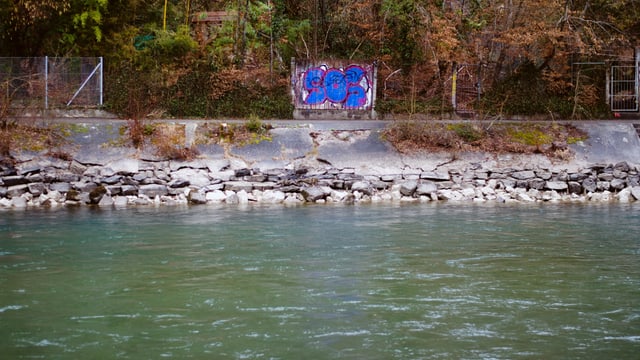 Die kleinen Steine wurden mit Beton übergossen. Doch der Überzug ist beinahe ganz verschwunden. Die kleinen Steine wurden mit Beton übergossen. Doch der Überzug ist beinahe ganz verschwunden.