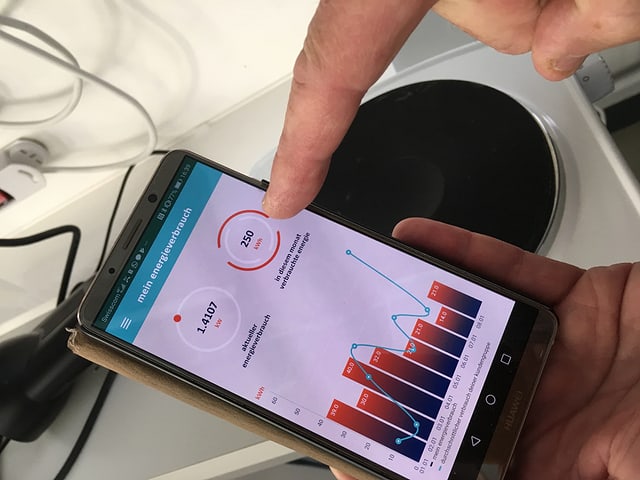 Smartphone zeigt die Aliunid-App Smartphone zeigt die Aliunid-App
