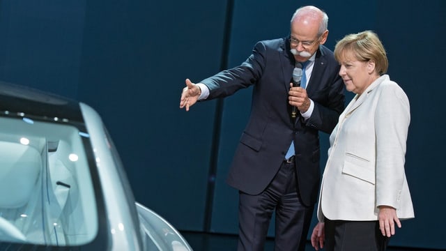 Merkel mit Mercedes-Chef Zetsche (Frankfurt 2015) Merkel mit Mercedes-Chef Zetsche (Frankfurt 2015)