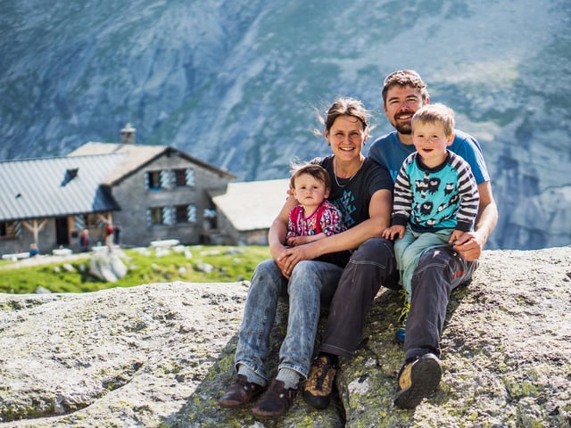 Annamaria Crameri und Martin Ruggli mit ihren Kindern. Annamaria Crameri und Martin Ruggli mit ihren Kindern.