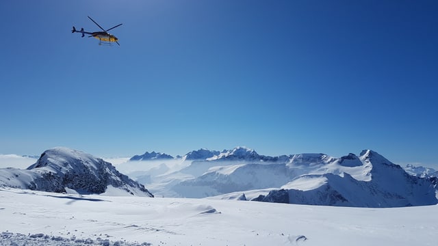 Blick vom Vorab Richtung Panixerpass bei wolkenlosem Wetter. Eine schwache Dunstschicht reicht fast bis auf 3000 Meter hoch. Blick vom Vorab Richtung Panixerpass bei wolkenlosem Wetter. Eine schwache Dunstschicht reicht fast bis auf 3000 Meter hoch.
