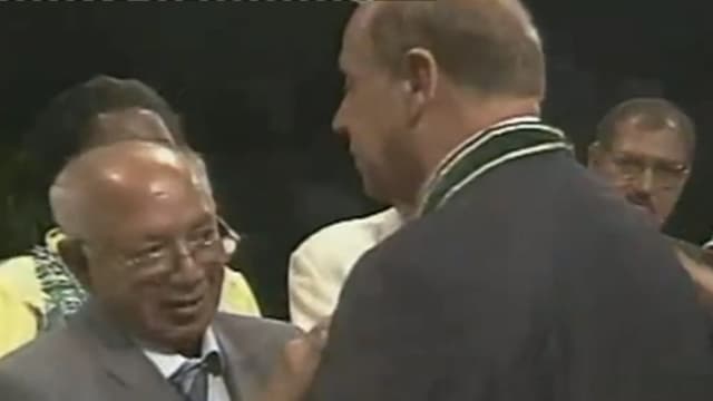 Jean Ziegler mit einer umgehängten Medaille Jean Ziegler mit einer umgehängten Medaille