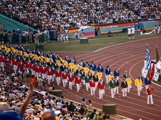 Dressurreiterin Christine Stückelberger 1984 als Fahnenträgerin.
