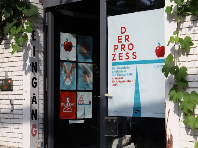 Ein Eingang mit Plakat Ein Eingang mit Plakat