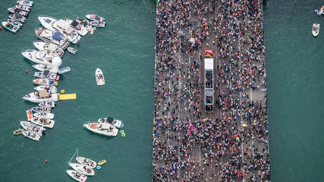Die Quaibrücke in Zürich, vollgestopft mit Menschen an der Streetparade. Blick von oben. Die Quaibrücke in Zürich, vollgestopft mit Menschen an der Streetparade. Blick von oben.