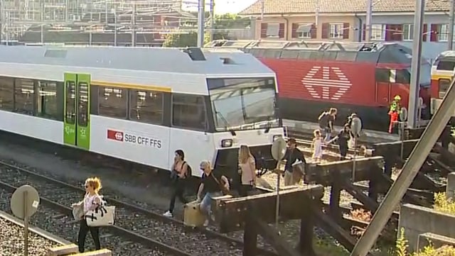 Genervte Pendler mach sich auf den Weg über die Gleise im Bahnhof Winterthur. Genervte Pendler mach sich auf den Weg über die Gleise im Bahnhof Winterthur.