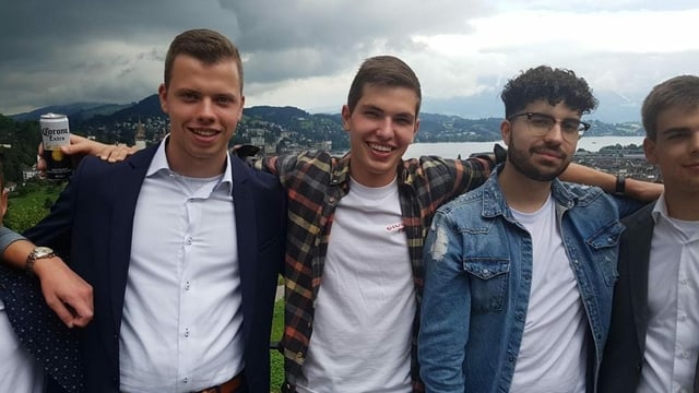 Männer feiern den Lehrabschluss Männer feiern den Lehrabschluss