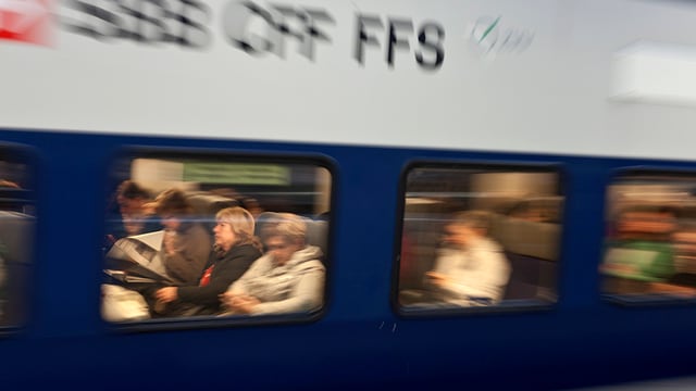 Eine mit Pendlern gefüllte S-Bahn der SBB fährt vorbei. Eine mit Pendlern gefüllte S-Bahn der SBB fährt vorbei.