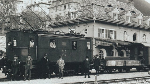 L'emprima locomotiva electrica ch'è arrivada il matg 1922 a Mustér. L'emprima locomotiva electrica ch'è arrivada il matg 1922 a Mustér.