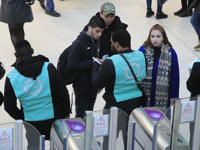 Leute stehen vor einer geschlossenen Metrostation. Leute stehen vor einer geschlossenen Metrostation.