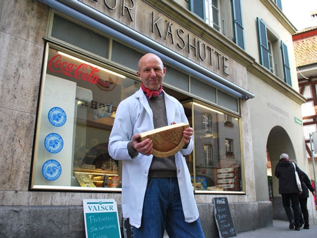 Dieter Heugel vor seinem Laden. Dieter Heugel vor seinem Laden.